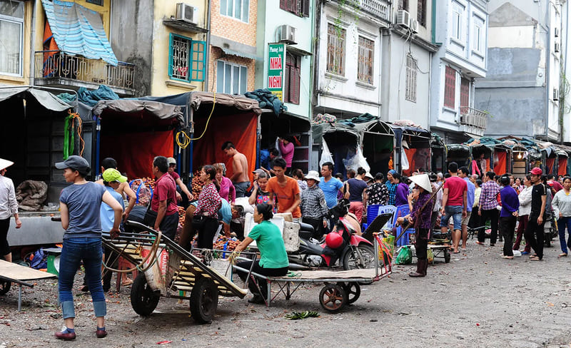 hanoi-long-bien-market-1